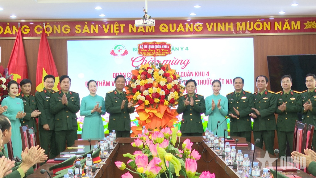 Quân khu 4 chúc mừng Bệnh viện Quân y 4 nhân Ngày Thầy thuốc Việt Nam